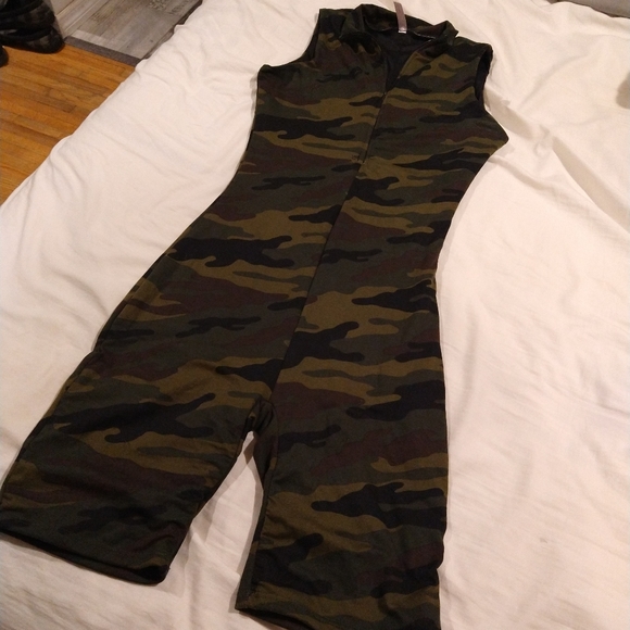 Camo Shorts Jumpsuit with Zipper Front - Picture 4 of 8
